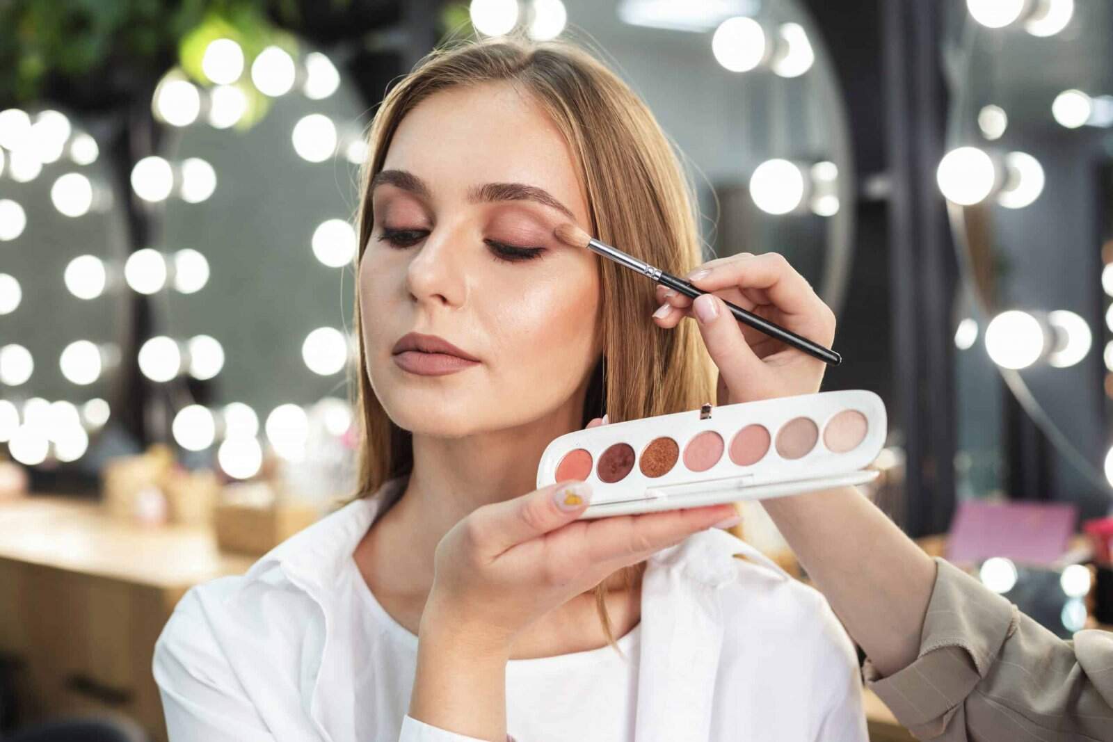 Aposte nas cores certas: qual sombra usar no dia-a-dia? - Mulher usando sombra