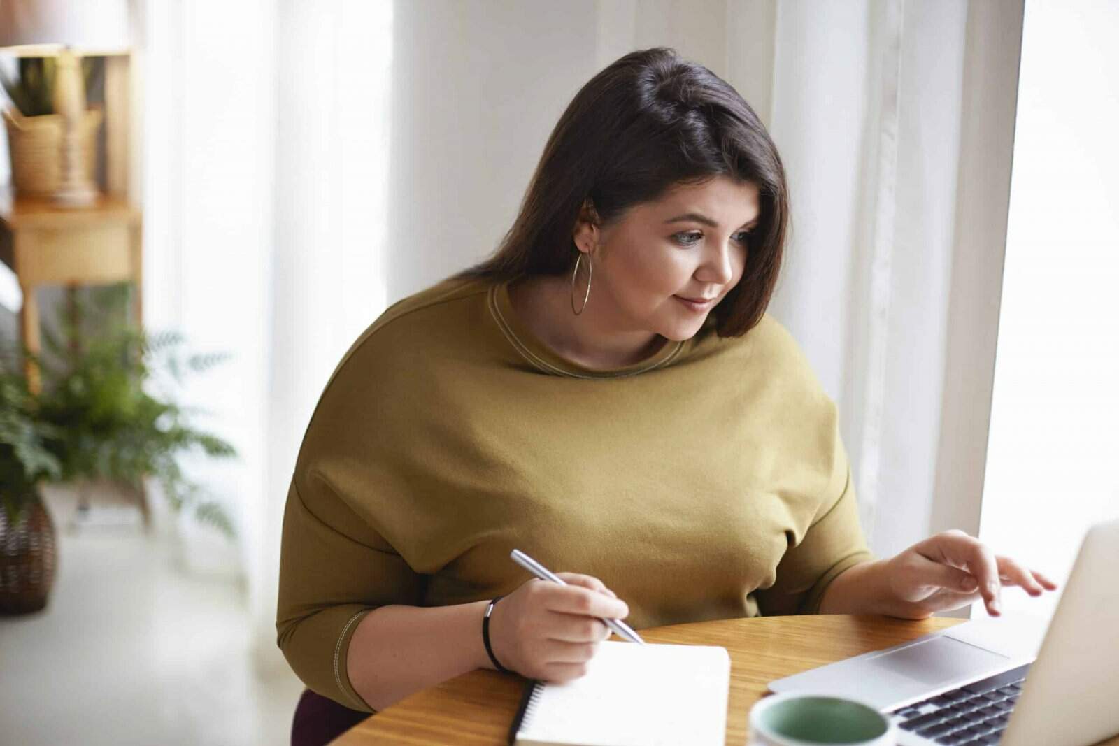 6 dicas de cursos para aprender mais sobre empreendedorismo - Mulher estudando