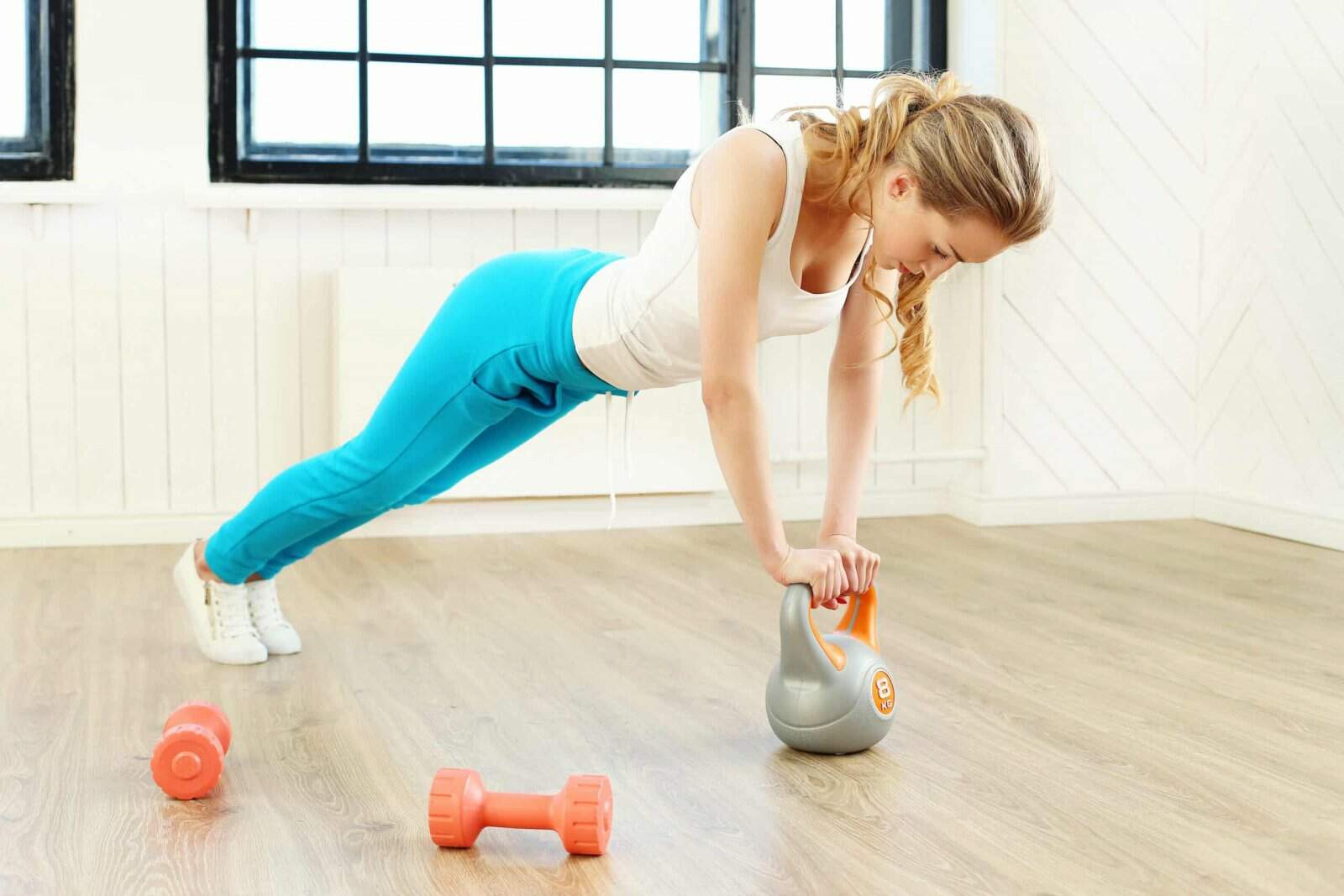 Exercícios em qualquer época: os melhores acessórios para quem está começando a montar academia em casa - Fazendo exercícios com acessórios em casa