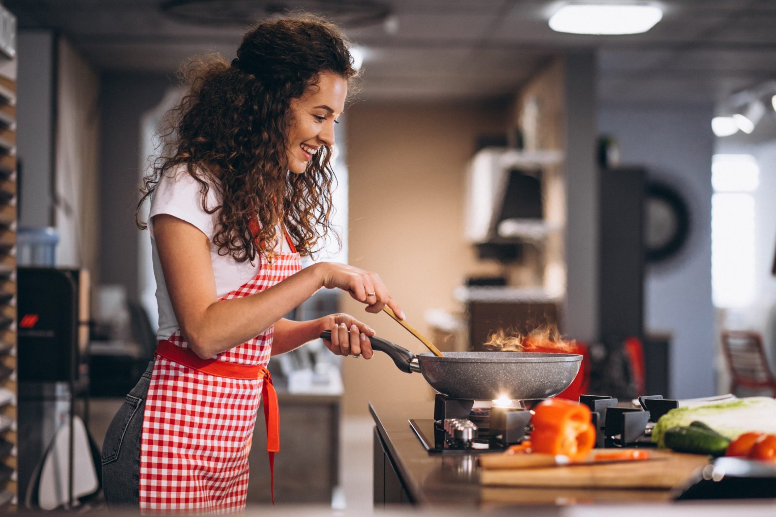 O guia do cozinheiro amador: os melhores utensílios para se aventurar na cozinha - Mulher cozinhando