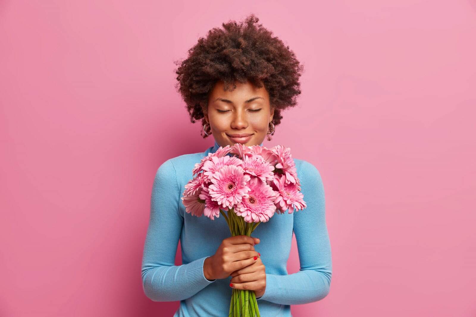 Mulher segurando flores para simbolizar a primavera na Hiroshima que chegou!