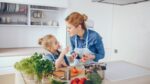 Itens de cozinha que não podem faltar: mãe e filha cozinhando juntas