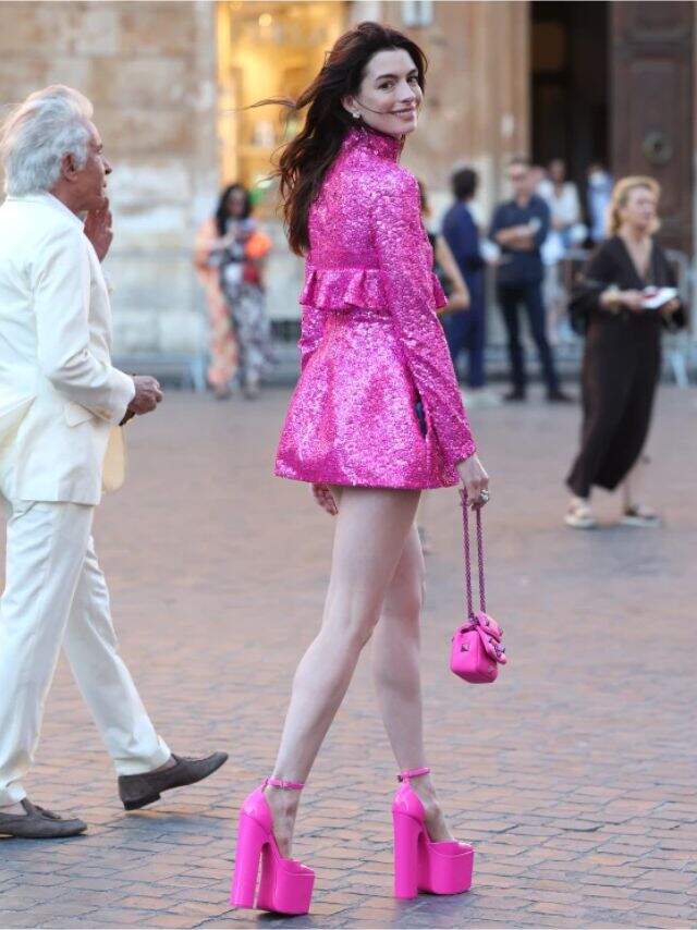 barbiecore-anne-hathaway