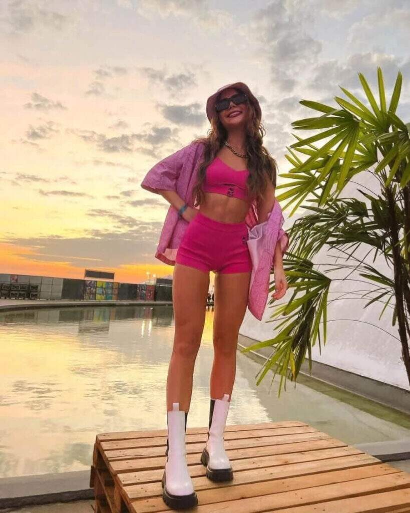 Jade Picon em look todo rosa.