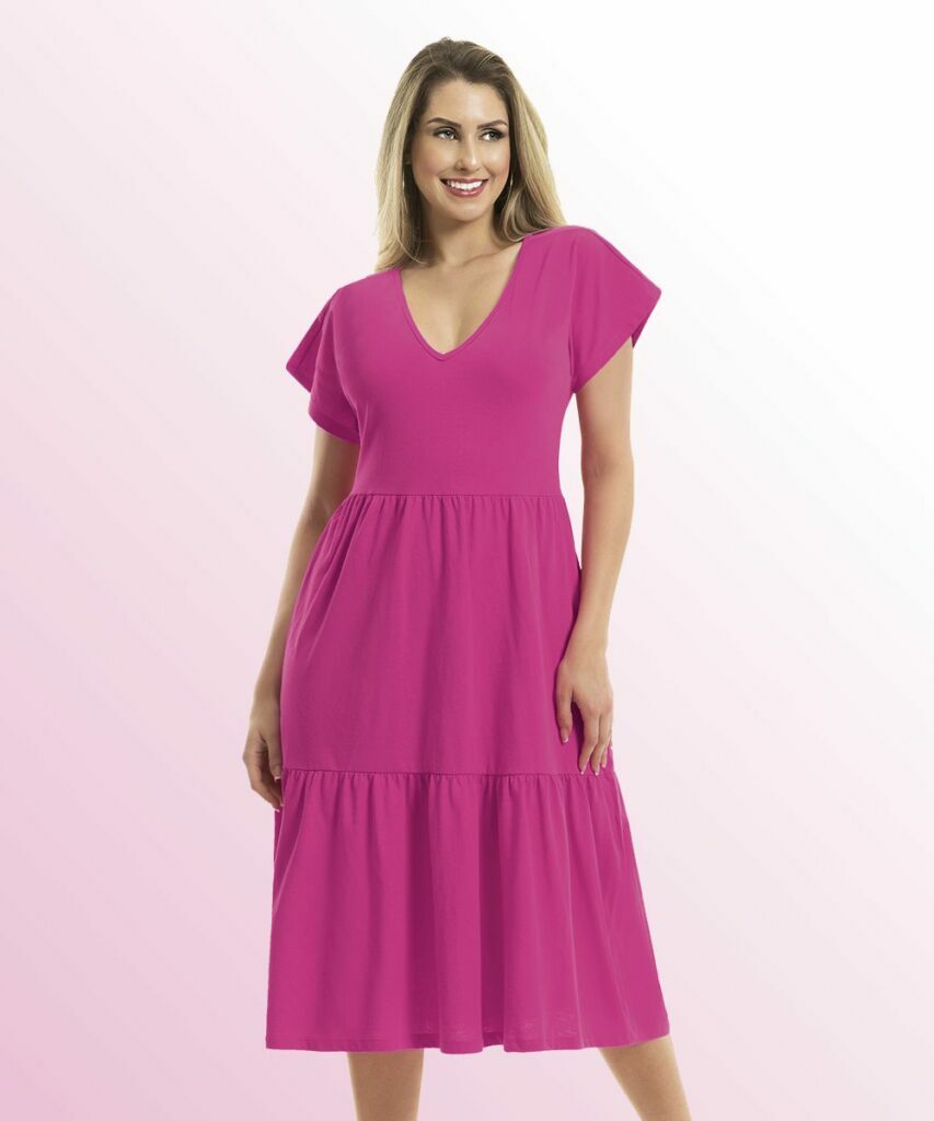 Vestido midi pink com saia três marias, decote em V e meia manga.