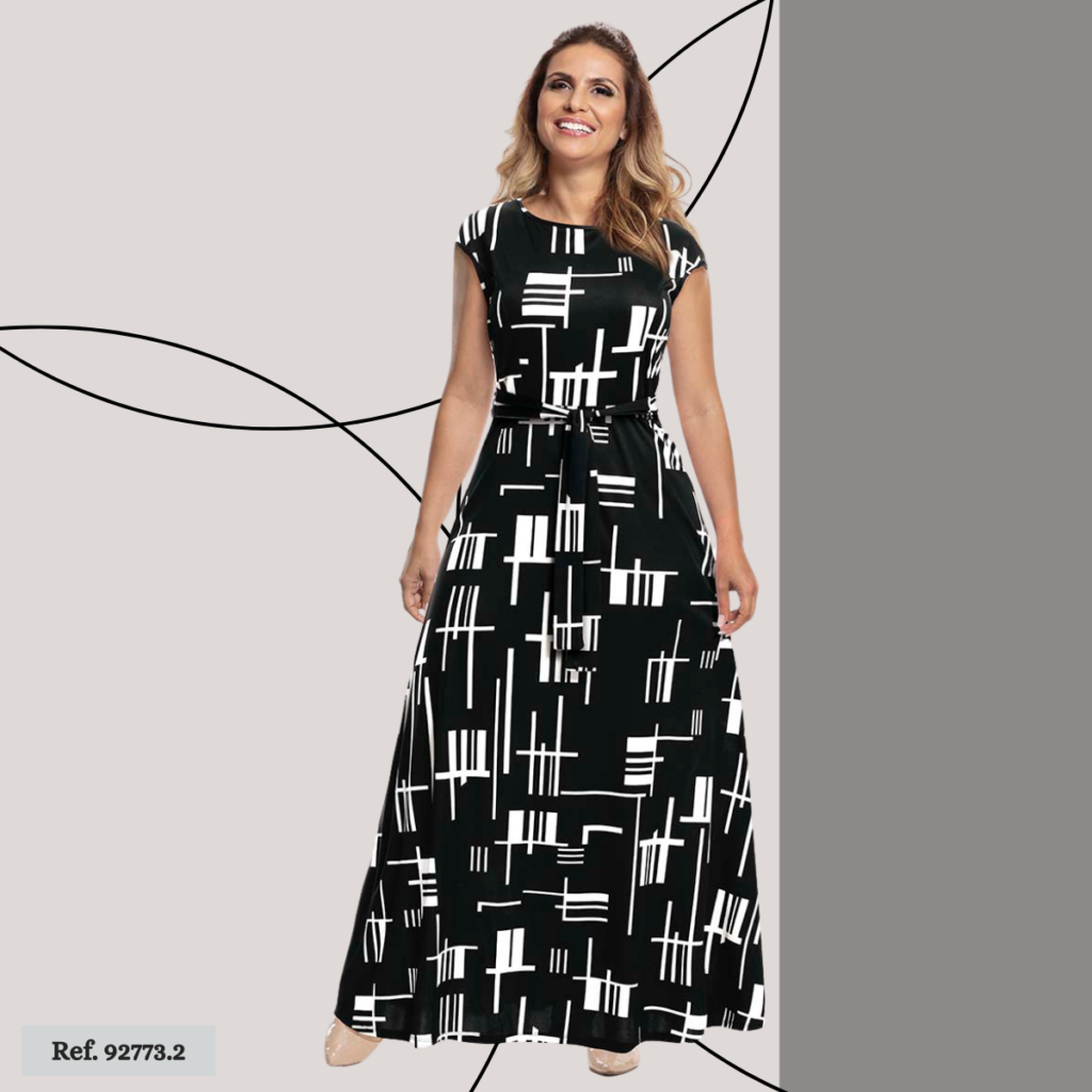 Mulher branca de cabelos ondulados castanho claros com vestido preto, longo, manga curta, com estampa abstrata branca. 