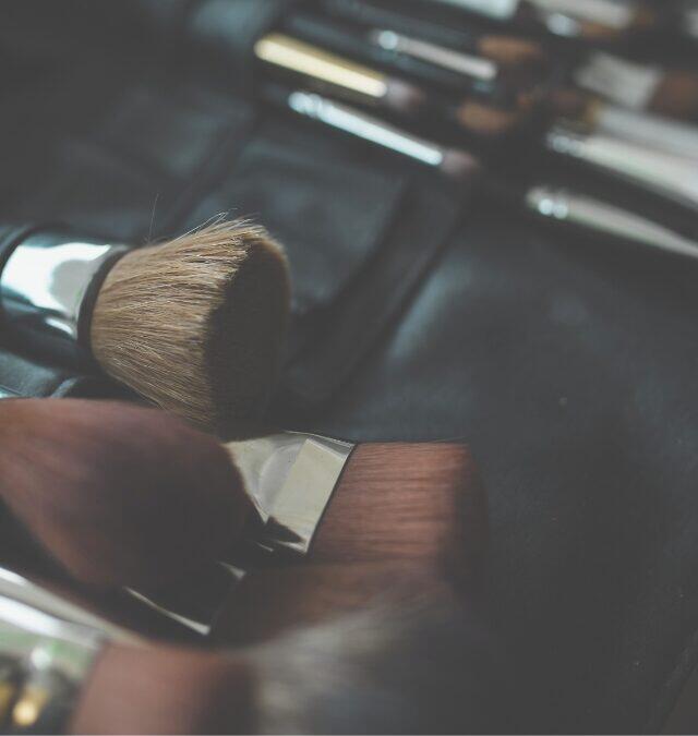 Conjunto de pincéis de maquiagem organizados em um estojo de couro